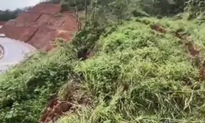 Quốc lộ lên khu du lịch Măng Đen nứt taluy kéo dài