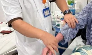 Bệnh lạ khiến da mỏng như giấy, nứt toác khi trời nóng