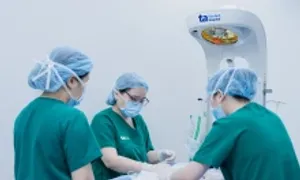 Bé gái sinh non bị viêm màng não